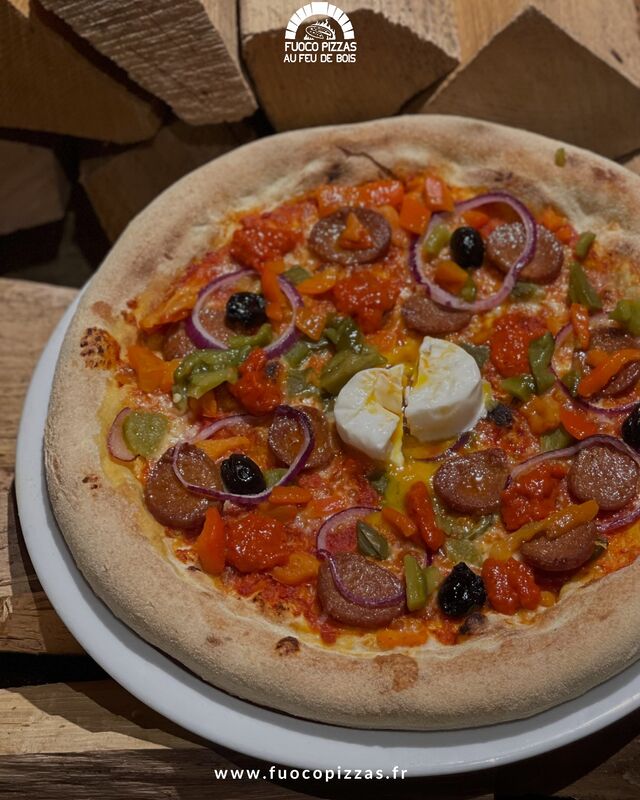 Qui aime le sucuk par ici ? 🤤✨

La Bosphore, un délice en bouche ! 

Elle est composée de : 
 
🔥 Sauce tomate, 
🔥 Fior di latte
🔥 Sucuk 
🔥 Poivrons grillés
🔥 Fromage turc Frais
🔥 Oignons rouges
🔥 Oeuf poché
🔥 Olives

Commandez dès maintenant sur l'application Fuoco Pizzas ! 🍕🤩

 #suçuk #sucuk #bosphore #pizza #pizzalover #pizzapizzapizza #pizzaiolo #pizzagram #pizzalove #restaurantgrenoble #restaurantgrenoblehalal  #pizzeria #pizzeriaitaliana