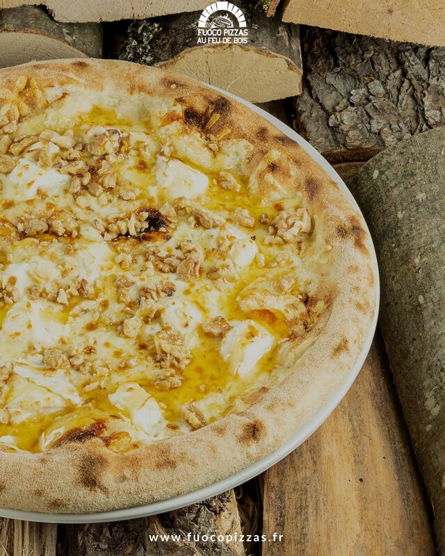 Le sucré salé : un plaisir en bouche ! 🧀🍯

Découvrez notre pizza Chèvre Miel, un goût délicieux et une pâte parfaitement cuite :

✨ Crème fraîche
🧀 Fior Di Latte
🧀 Fromage de chèvre
🍯 Miel BIO
🥜 Noix de Grenoble

 #chevremiel #pizzasucrésalé #sucrésalé #pizzamiel #pizza #pizzagram #pizzalover #fiordilatte #fromagedechevre #mielbio #noixdegrenoble #pizzagrenoble  #grenoble #grenoblecity #echirolles #restaurant #restaurantechirolles