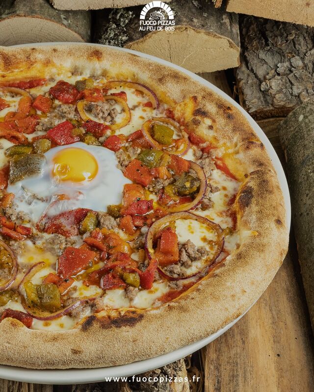 Elle fait sensation, c'est la pizza Marrakech ! Voyagez au coeur du Maroc en retrouvant des ingrédients épicés et savoureux 🇲🇦: 

🔥 Sauce Tomate
🔥 Fior Di Latte
🔥 Tchouktchouka
🔥 Viande hachée du boucher
🔥 Oeuf poché
🔥 Préparation de poivrons cuisinés aux oignons, tomates et épices orientales

 #pizzamarocaine #restaurant #pizzamaroc #pizzamarrakech #marrakech #tchouktchouka #pizzaorientale #pizzagrenoble #pizzaechirolles #pizzaiolo #pizzatime #pizzagram #pizzalover #pizzapizzapizza #pizzahalal #pizzadumois